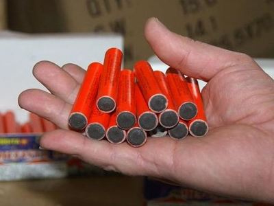 Τον συνέλαβαν για κατοχή κροτίδων