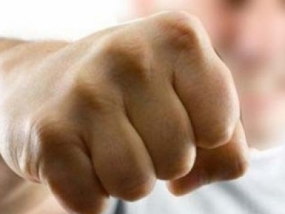 Ξυλοφόρτωσε τον φίλο της κόρης του