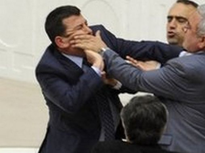 Σκηνές απείρου κάλλους στο τουρκικό κοινοβούλιο