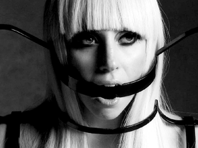 Η Lady Gaga πιπιλάει κρυστάλλους!