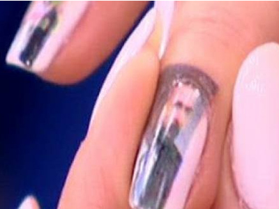 Στολίστε τα νύχια σας με… Λάκη Λαζόπουλο!