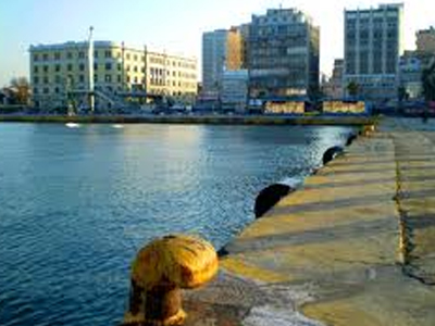 Πειραιάς: Προσπάθειες για τον απεγκλωβισμό οδηγού που έπεσε στη θάλασσα