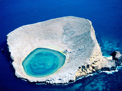 Μια καταγάλανη λίμνη μέσα σε βράχια!