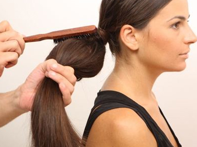 Πλάγια γαλλική πλεξούδα: Η νέα τάση στα μαλλιά