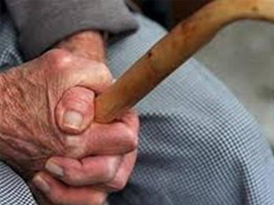 Χειροπέδες σε σπείρα που εξαπατούσε ηλικιωμένους