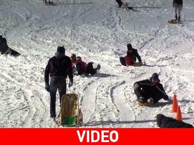 Παιχνίδια με το χιόνι στο χιονοδρομικό του Μαινάλου