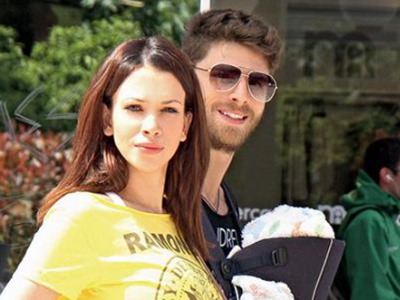 Δείτε τον Γιώργο Μανίκα να κοιμάται στο κρεβάτι με τον γιο του