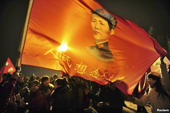 Πλήθος που είχε συγκεντρωθεί στις 25 Δεκεμβρίου στη γενέτειρα πόλη του Μάο Τσε Τουνγκ, τη Shaoshan, στο πλαίσιο των εορτασμών της 120ής επετείου των γενεθλίων του, κυματίζει στην οποία αναγράφεται «Στον κόσμο λείπει ο ηγέτης του»