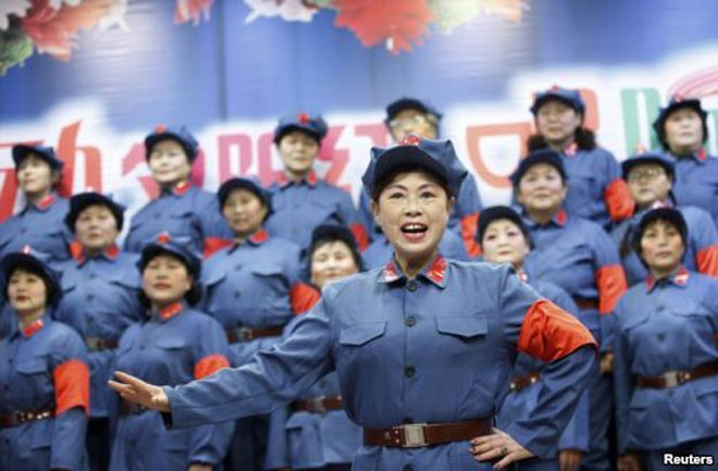 Συνταξιούχες εργάτριες ντυμένες με τη στολή του κόκκινου στρατού τραγουδούν επαναστατικά τραγούδια σε εκδήλωση στη Χουαμπέι στην επαρχία Ανχούι.