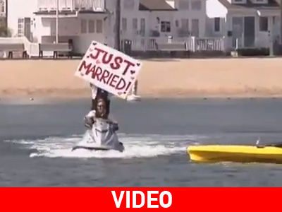 Ζευγάρι παντρεύτηκε κάνοντας θαλάσσια σπορ