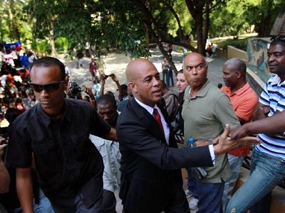 Νεαροί πετροβόλησαν τους φρουρούς του προέδρου της Αϊτής