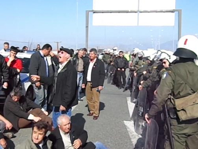 Σέσκλο: Μπλόκο των αστυνομικών στους αγρότες