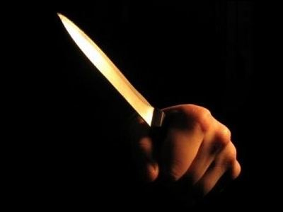 Τις απειλούσε με μαχαίρι για να του δώσουν τη δόση του