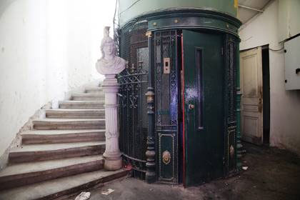 Η μαρμάρινη προτομή του στρατηλάτη και η καμπίνα του ασανσέρ από σφυρήλατο σίδερο στο «Μέγας Αλέξανδρος»