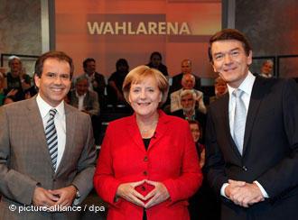 Η Μέρκελ με τους δύο αρχισυντάκτες της δημόσιας τηλεόρασης 