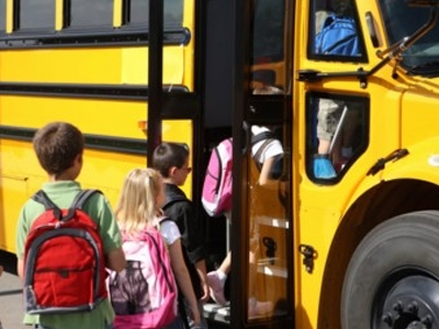 «Ένεση» του ΥΠΕΣ για τη μεταφορά μαθητών