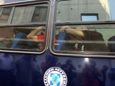 Χειροπέδες σε σπείρα διακίνησης μεταναστών