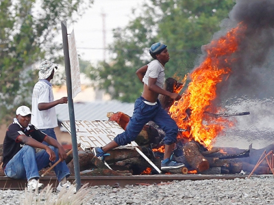 Νεκρός αστυνομικός σε επεισόδια μεταξύ μεταλλωρύχων στη Νότια Αφρική