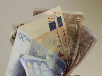 Κομισιόν: «Ειδική περίπτωση» η Ελλάδα στο θέμα μείωσης μισθών