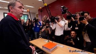 Ο Μόλατ ενώπιον της εξεταστικής επιτροπής 