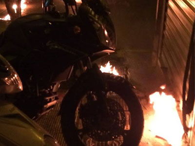 H ΝΔ για την επίθεση με μολότοφ έξω από τα γραφεία του ΠΑΣΟΚ