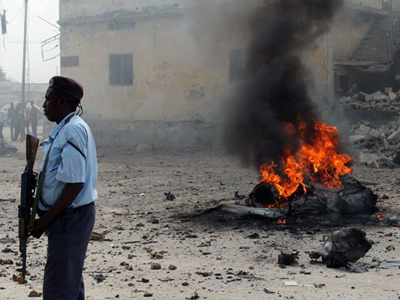 Ισχυρή έκρηξη και πυροβολισμοί στο Μογκαντίσου