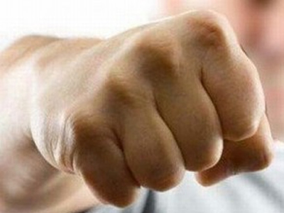 Τους χτύπησαν για να τους ληστέψουν