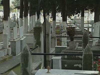 Πήραν καντήλια και σταυρούς από νεκροταφείο