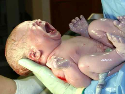 Όσες φοβούνται να γεννήσουν παρατείνουν τον τοκετό