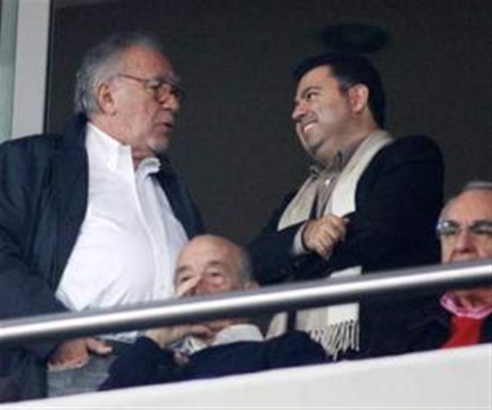 Χαμογελαστός στο πλευρό του Σ. Κόκκαλη