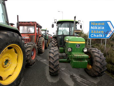 Ενισχύουν το μπλόκο της Νίκαιας οι αγρότες