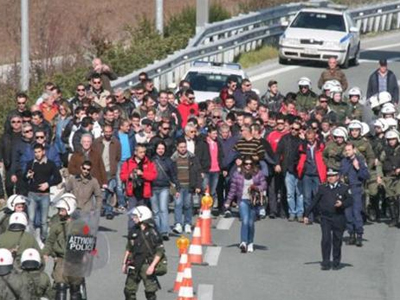 Ένταση μεταξύ αγροτών και αστυνομικών στη Νίκαια