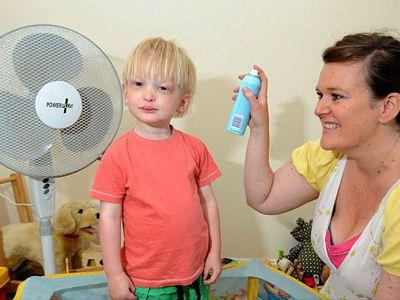 Το αγοράκι που δεν ιδρώνει ποτέ