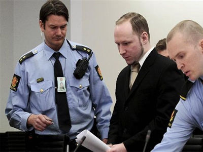 Χωρίς ναζιστικό χαιρετισμό προσήλθε ο Μπρέιβικ