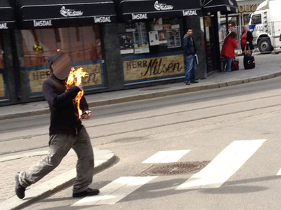 Αυτοπυρπολήθηκε έξω από το δικαστήριο όπου δικάζεται ο Μπρέιβικ
