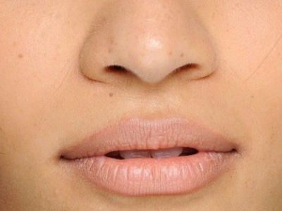Επιλέξετε nude απόχρωση για τα χείλη σας