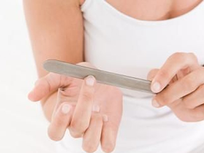 Πώς θα καθαρίσουμε τις κιτρινίλες από τα νύχια μας;