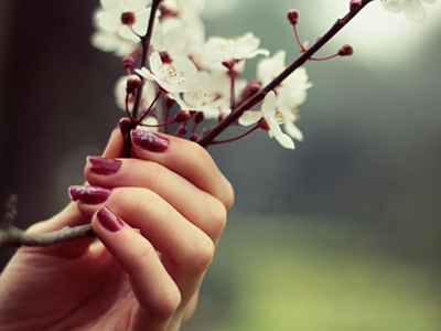 Πρωτότυπο μανικιούρ με λουλούδια