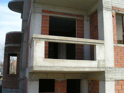 Πήγε να ξεφύγει κι έπεσε από τον δεύτερο όροφο!