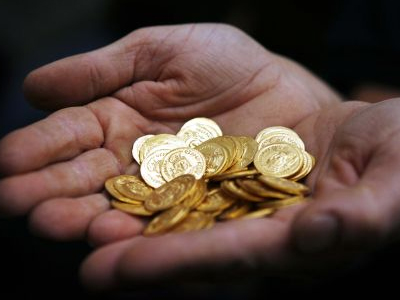 Αφαίρεσαν χρυσές λίρες από ηλικιωμένη