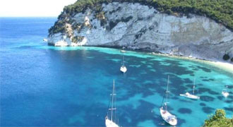 H παραλία του νησιού Όμφορι