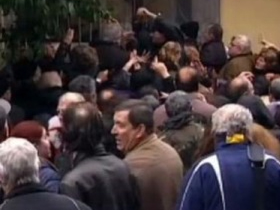 Ουρές για το προνοιακό επίδομα στο Αιγάλεω