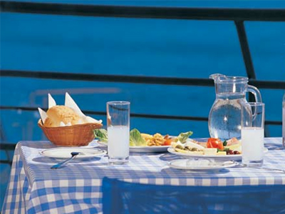 Οι Έλληνες κόβουν και το ούζο