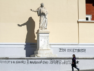 Bloomberg: Οι Έλληνες φοιτητές αντιμέτωποι με την απελπισία