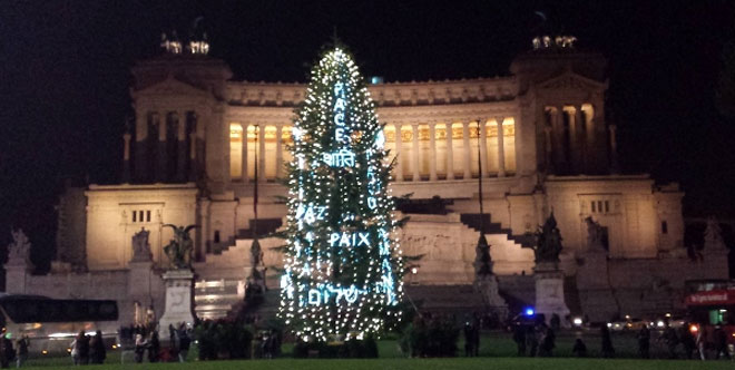 Στο δέντρο στην Piazza Venevia αναγράφεται η λέξη 'Ειρήνη' σε όλες τις γλώσσες. Και στα ελληνικά...
