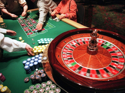 Πειραιάς: Η Οικονομική Αστυνομία «έπιασε λαυράκι»