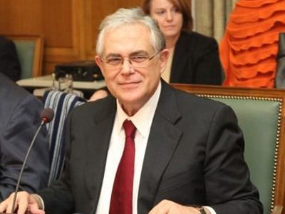 Παπαδήμος: «Δεν τίθεται θέμα επιτρόπου»