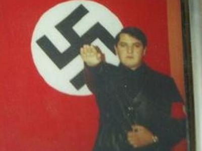 Ο Χρ. Παππάς φορά τη στολή των Ες-Ες και χαιρετά ναζιστικά