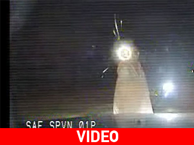 Παππούς με νυχτικιά αδειάζει το όπλο του σε περιπολικό!