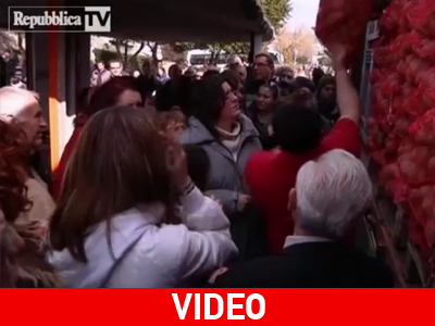 La Repubblica: Οι Έλληνες κτυπούν την κρίση με το κίνημα της πατάτας